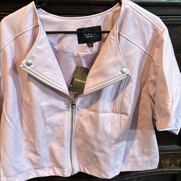 Torrid Faux Leather Short Sleeve Cropped Moto Jacket Orchid Bloom NWT size 4 - Picture 2 of 3